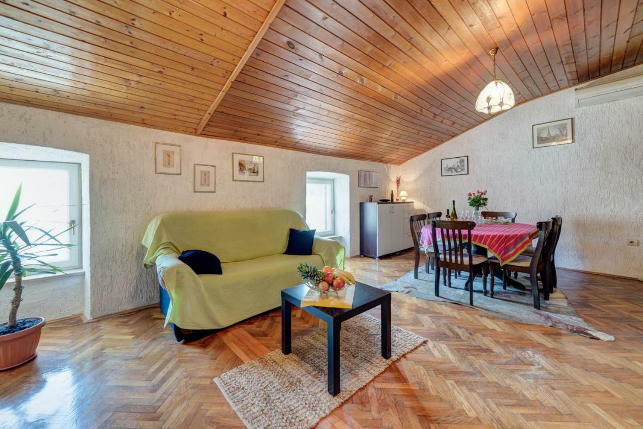 D&L Apartment In Center Pula Eksteriør billede